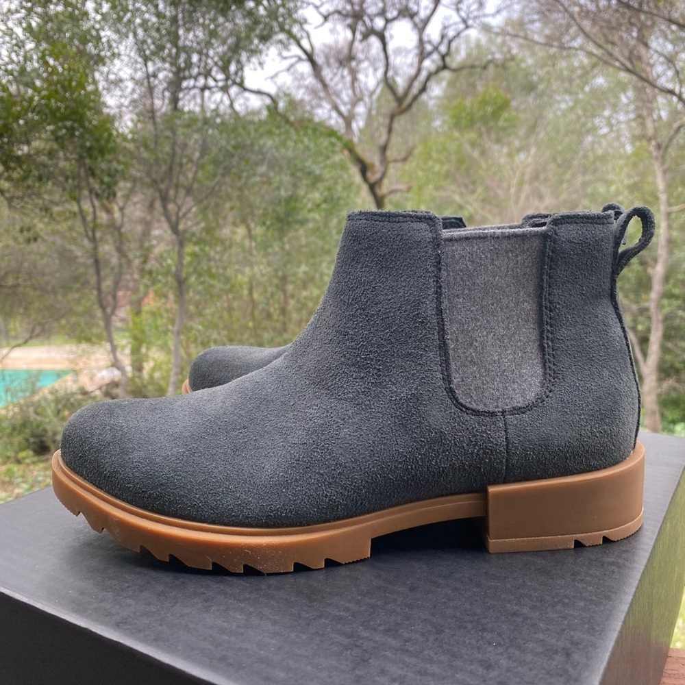 Sorel Gray Suede Chelsea Ankle Boots with Tan Lug Sole - Picture 5 of 9